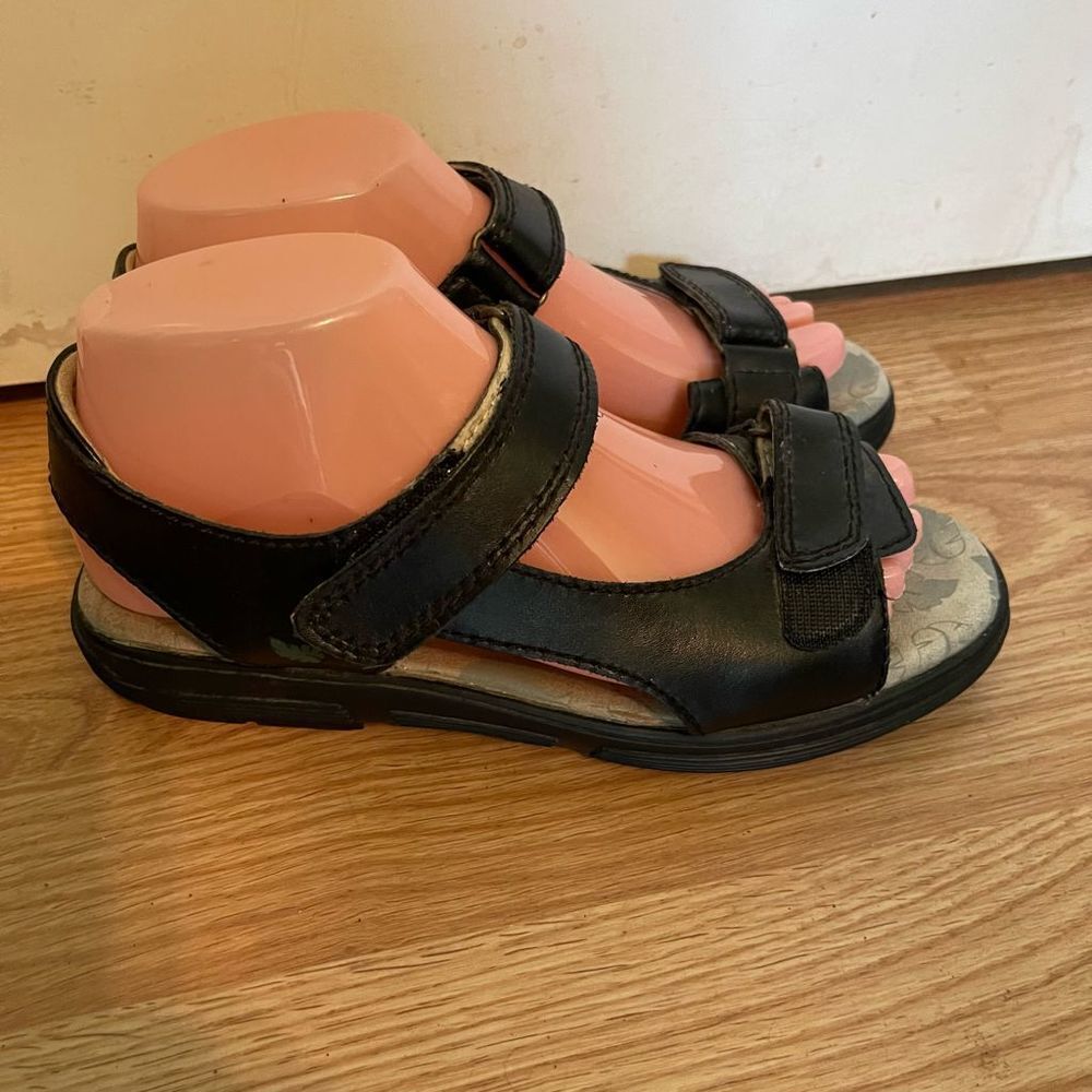 Greenleaf Womens sandals 7M
Black
Two strap